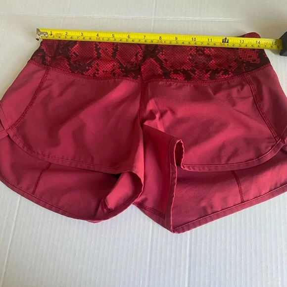 Lululemon Run Speed Short 2.5" Size 4 Cranberry Red Snake Skin Four Way Stretch - Picture 4 of 6